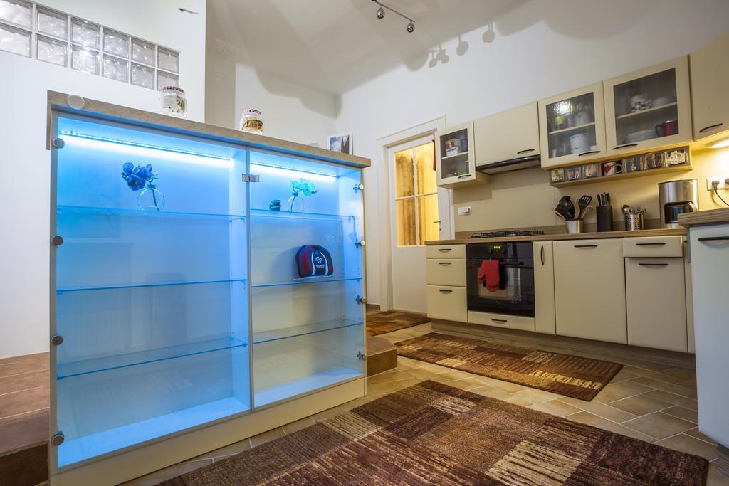 Luxury Air-Conditioned Rooms In Old Town Bratislava Exterior photo